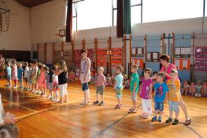 Vrtčevski otroci pomahali vrtcu v slovo 20